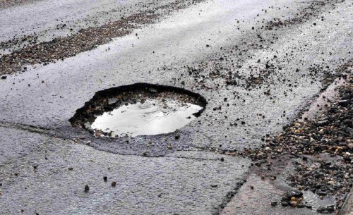El mal estado del asfalto ha arruinado tu coche: guía paso a paso para exigir que te paguen la reparación