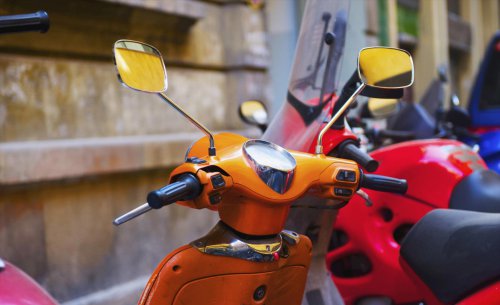 Atención, motoristas: ¿te pueden multar por llevar solo un retrovisor? Esto es lo que dice la DGT