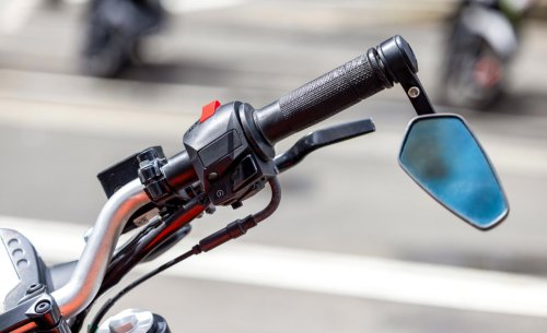 Atención, motoristas: ¿te pueden multar por llevar solo un retrovisor? Esto es lo que dice la DGT