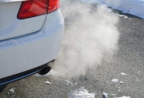 ¿Por qué mi coche diésel echa un montón de humo por el tubo de escape de repente? Tiene una explicación lógica