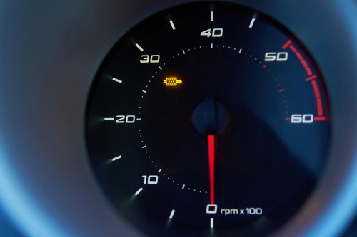 ¿Por qué mi coche diésel echa un montón de humo por el tubo de escape de repente? Tiene una explicación lógica