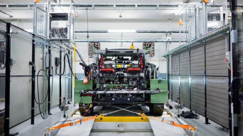 Está llegando una nueva tendencia entre los coches eléctricos, una que gustará (o no) a los puristas de toda la vida