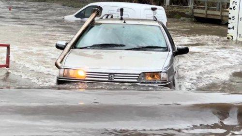 En Gran Bretaña han descubierto su Citroën C15 particular: se ríe de las inundaciones como si fuera su hábitat