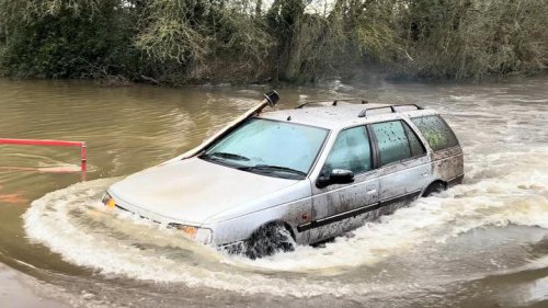 En Gran Bretaña han descubierto su Citroën C15 particular: se ríe de las inundaciones como si fuera su hábitat