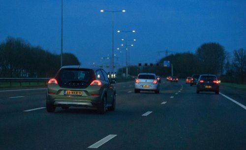 La Guardia Civil me paró por llevar una sola luz de la matrícula fundida: ¿de cuánto fue la multa?