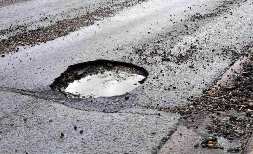 Hasta 2.000 euros en la factura del taller: la escabechina que han hecho los socavones de las carreteras en los coches estas últimas semanas