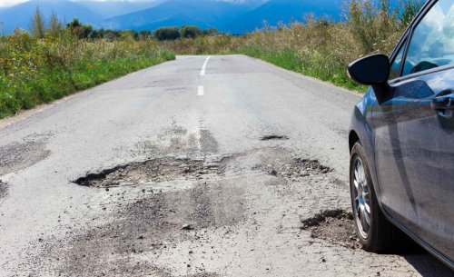 Hasta 2.000 euros en la factura del taller: la escabechina que han hecho los socavones de las carreteras en los coches estas últimas semanas