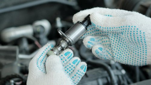 The difference between variable valve timing (VVT) and variable valve lift (VVL), plus how they work