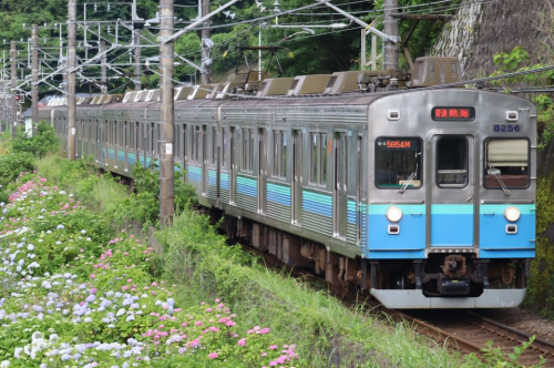 リバイバルがアツい いぶし銀! 関東に残る「コルゲート車体」の車両まとめ