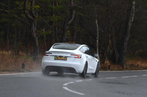 Conducimos el coche más barato de Tesla (y podría ser el mejor)