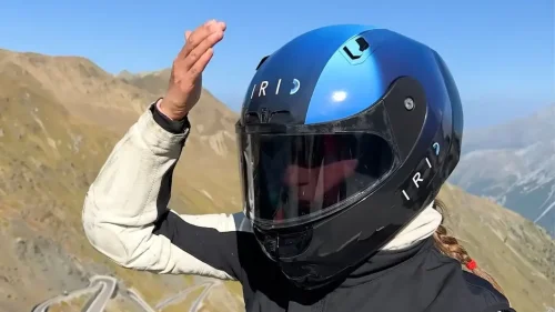 Tres hermanos utilizan cristal líquido para inventar la visera de casco de moto que se oscurece en un segundo
