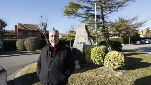 La urbanización que nació por la llegada de General Motors, ahora Stellantis, a Zaragoza en los años 80: "Sin aceras en el camino somos una isla"
