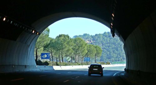 La DGT puede poner multas de 600 euros y seis puntos del carnet a los conductores que hagan esto en los túneles