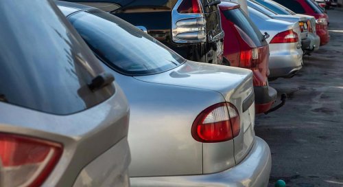 Cómo sacar un coche aparcado en batería si los coches de al lado están pegados: la técnica de un profesor de autoescuela