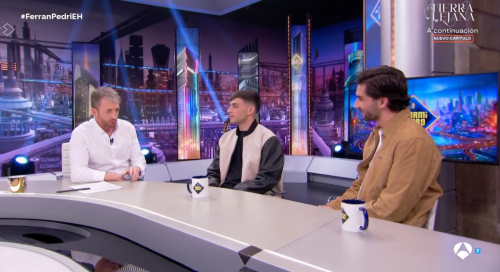 Ferrán Torres aparca su Cupra León VZ eHybrid para que este otro jugador del Barcelona sea su chófer