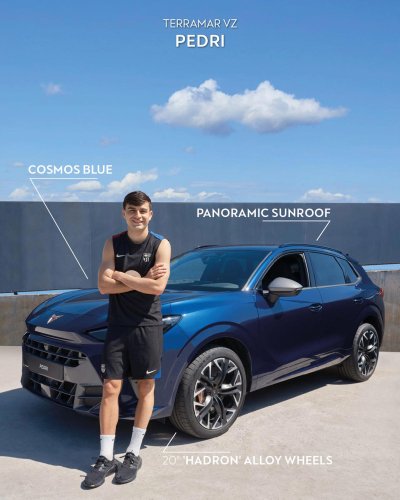 Ferrán Torres aparca su Cupra León VZ eHybrid para que este otro jugador del Barcelona sea su chófer