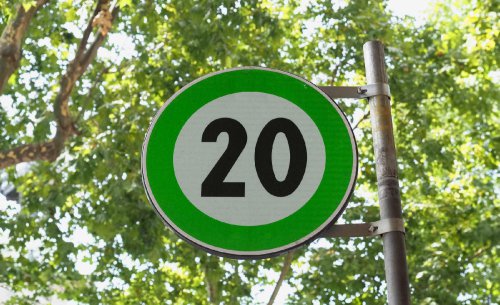 ¿Sabes qué significa esta señal verde que está en muchas carreteras?