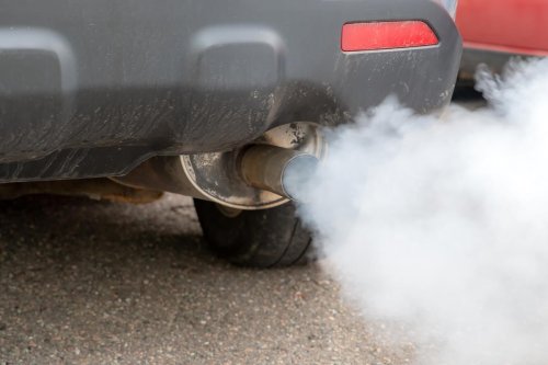 Humo blanco en el coche, ¿qué significa que aparezca en el tubo de escape?