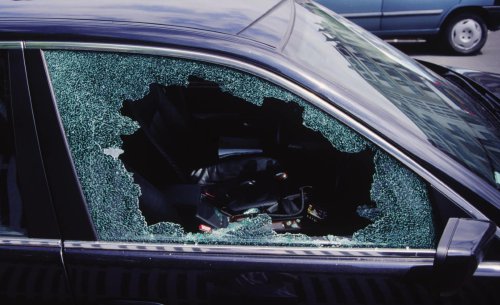 Cada vez más conductores pegan esta nota en los cristales del coche en Madrid y en Barcelona: tiene todo el sentido