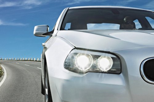 ¿Tu coche tiene control por voz? Pues puede poner en peligro tu vida: este coche apagó las luces en plena noche y sufrió un accidente