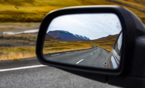 Lo estabas haciendo toda la vida mal: así dicen los expertos que se deben colocar los retrovisores