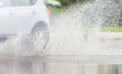 Este es el peligro que acecha cuando atraviesas demasiado rápido un charco con el coche
