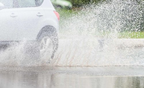 Este es el peligro que acecha cuando atraviesas demasiado rápido un charco con el coche