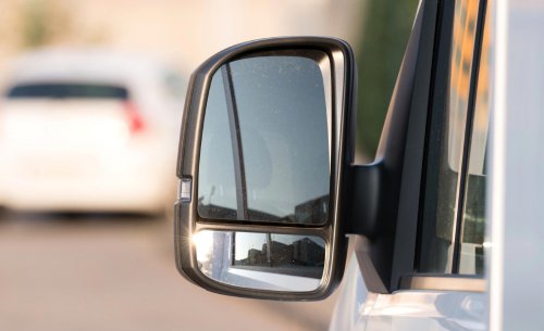 Lo estabas haciendo toda la vida mal: así dicen los expertos que se deben colocar los retrovisores