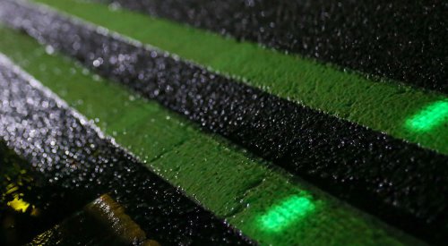 Magia al volante: la carretera que brilla sola por la noche prometía revolucionarlo todo hasta que llegó la factura