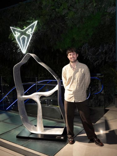 Cupra presenta en la calle Serrano de Madrid los volantes más originales que jamás has visto junto al Tindaya Showcar