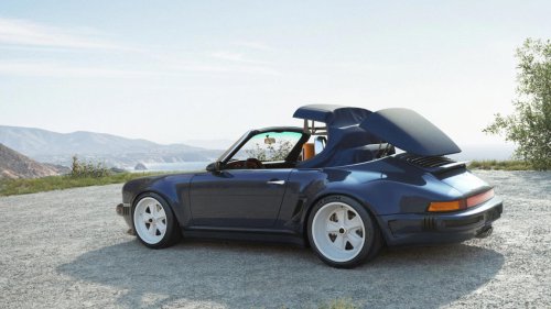 Singer viaja al pasado para traer el 911 Carrera Cabriolet con 420 CV gracias a un motorista mítico