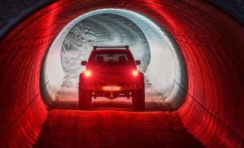 Adiós a los 'coches fantasma': por qué tu próximo automóvil siempre tendrá las luces traseras encendidas