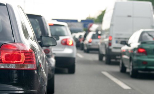 Adiós a los 'coches fantasma': por qué tu próximo automóvil siempre tendrá las luces traseras encendidas