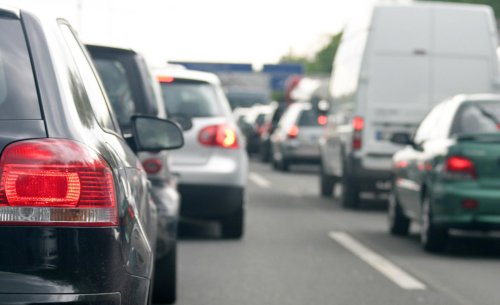 Adiós a los 'coches fantasma': por qué tu próximo automóvil siempre tendrá las luces traseras encendidas