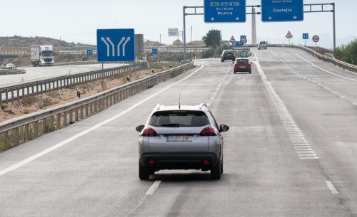 Adiós a los 'coches fantasma': por qué tu próximo automóvil siempre tendrá las luces traseras encendidas