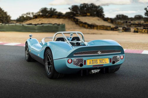 Al volante del Nichols N1A: superdeportivo con traje retro