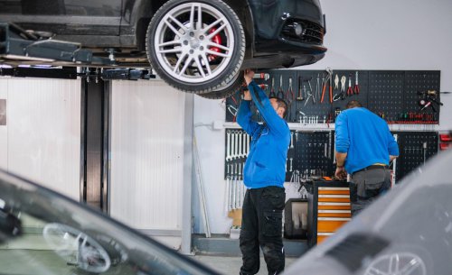 ¿Tu coche tiene faros matriciales o cámaras? Prepárate para facturas de más de 8.000 euros y una subida drástica en el seguro