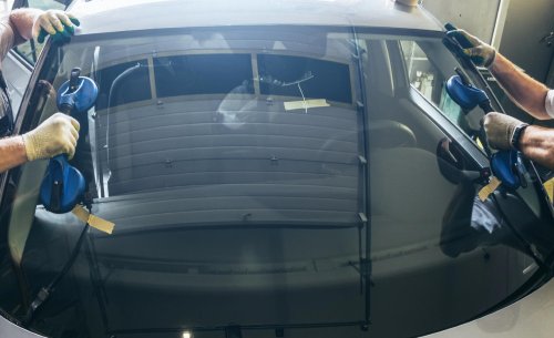 ¿Tu coche tiene faros matriciales o cámaras? Prepárate para facturas de más de 8.000 euros y una subida drástica en el seguro