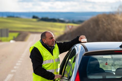 La Semana Santa de la baliza V-16: la DGT recuerda el uso obligatorio del dispositivo antes del primer gran éxodo vial del año