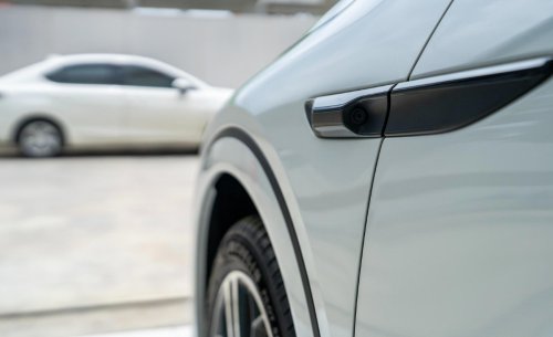 ¿Tu coche tiene faros matriciales o cámaras? Prepárate para facturas de más de 8.000 euros y una subida drástica en el seguro