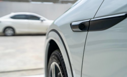 ¿Tu coche tiene faros matriciales o cámaras? Prepárate para facturas de más de 8.000 euros y una subida drástica en el seguro