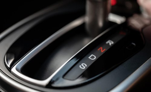 Qué significa la letra D en coches con transmisión manual, qué indica y por qué genera tanta confusión