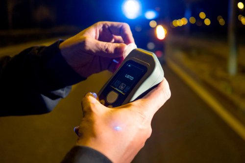 Parado, bebiendo y sin intención de arrancar: el positivo que obligó a la justicia a aclarar si te pueden multar en un coche aparcado