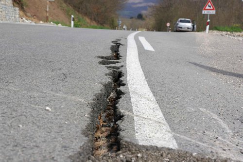 Terremoto en carretera: así debes actuar si el suelo empieza a moverse mientras conduces
