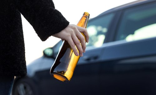 Parado, bebiendo y sin intención de arrancar: el positivo que obligó a la justicia a aclarar si te pueden multar en un coche aparcado