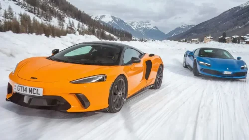 Enfrentamos al McLaren GTS y el Ferrari 296 GTS sobre nieve: el duelo que no te esperabas