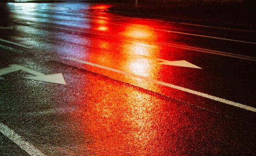 El llamativo color de las farolas que divide a Europa: España se pregunta si debe o puede seguir esta tendencia