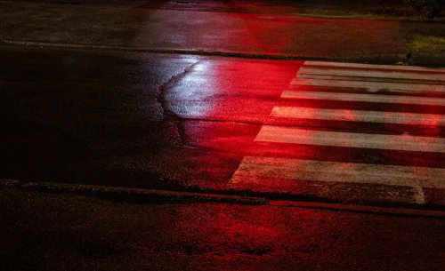 El llamativo color de las farolas que divide a Europa: España se pregunta si debe o puede seguir esta tendencia