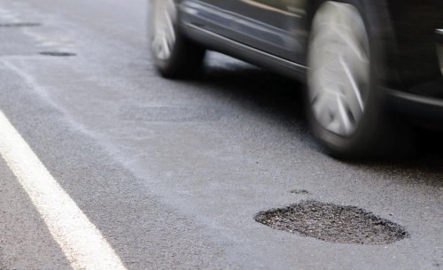 El mal estado del asfalto ha arruinado tu coche: guía paso a paso para exigir que te paguen la reparación