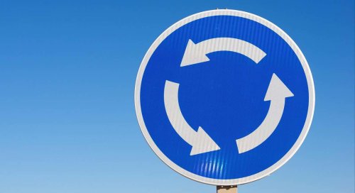 ¿Es legal dar toda la vuelta a una rotonda por el carril derecho? Esto dice el Reglamento General de Circulación